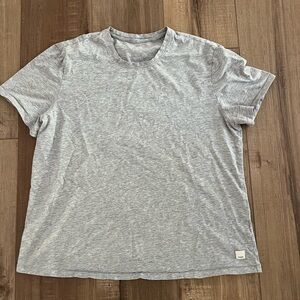 Vuori Women’s Feather Short Sleeve Tee in Light Heather Grey Size Medium